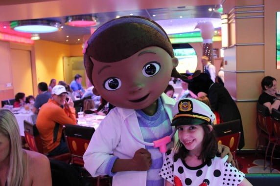 Café com personagens no navio Disney